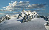 Frankreich, Chamonix, Mont Blanc, Dent du Gant Peak im Mont-Blanc-Massiv mit Schnee bedeckt
