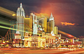 USA, Nevada, Las Vegas, Casinos und Hotels nachts beleuchtet