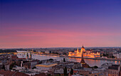 Ungarn, Budapest, Stadtbild mit dem ungarischen Parlament bei Sonnenuntergang