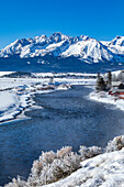 USA, Idaho, Stanley, Salmon River und Sawtooth Mountains im Winter