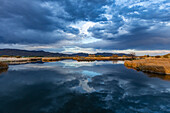 USA, Idaho, Bellevue, Reflexion des Gewitterhimmels im Teich in der Nähe von Sun Valley