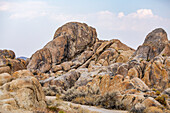 USA, Kalifornien, Lone Pine, Felsformationen in Alabama Hills in den Bergen der Sierra Nevada