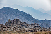 USA, Kalifornien, Lone Pine, Felsformationen in Alabama Hills in den Bergen der Sierra Nevada