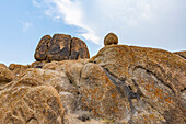 USA, Kalifornien, Lone Pine, Felsformationen in Alabama Hills in den Bergen der Sierra Nevada