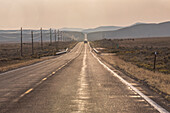USA, Idaho, Fairfield, Empty highway near Sun Valley