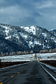 USA, Idaho, Ketchum, Straße in winterlicher Berglandschaft
