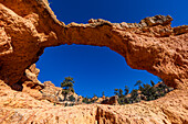 Vereinigte Staaten, Utah, Bryce Canyon National Park, natürliche Sandstein-Bogenformation
