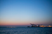 USA, Virginia, Norfolk, Silhouette der Kraniche im Dock in der Abenddämmerung