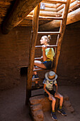 Junge (8-9) und Mädchen (14-15) erkunden die Kiva der amerikanischen Ureinwohner im Pecos National Monument