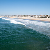 USA, Kalifornien, Los Angeles, Manhattan Beach, Meereswellen mit Horizont über Strand
