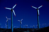 Windkraftanlagen in der Landschaft bei Nacht