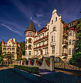 Villa Ritter (1897) und Haus Trocnov (1897-1899) im Morgenlicht, Westend von Karlsbad, Karlovy Vary, Tschechische Republik