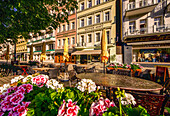 Restaurantzeile  in der Stará Louka (Alte Wiese) und historische Gebäude, Karlsbad, Karlovy Vary, Tschechische Republik