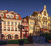 Dreifaltigkeitssäule und Bürgerhäuser am Schlossberg von Karlsbad, Karlovy Vary, Tschechische Republik