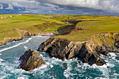 Zerklüftete Küste Cornwalls bei Porth Mear, Cornwall, England, Vereinigtes Königreich, Europa