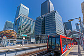 Blick auf DLR-Zug in Canary Wharf, Docklands, London, England, Vereinigtes Königreich, Europa