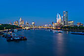 Blick auf die Blackfriars Bridge über die Themse, die St. Paul's Cathedral und die Skyline der City of London in der Abenddämmerung, London, England, Vereinigtes Königreich, Europa