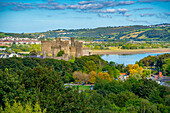 Erhöhte Ansicht von Conwy Castle, UNESCO-Weltkulturerbe, und Conwy River im Hintergrund sichtbar, Conwy, Gwynedd, North Wales, Vereinigtes Königreich, Europa