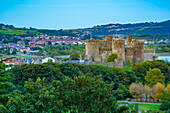Erhöhte Ansicht von Conwy Castle, UNESCO-Weltkulturerbe, und Conwy River im Hintergrund sichtbar, Conwy, Gwynedd, North Wales, Vereinigtes Königreich, Europa