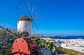 Ansicht der weiß getünchten Windmühle mit Blick auf die Stadt, Mykonos-Stadt, Mykonos, Kykladen, griechische Inseln, Ägäis, Griechenland, Europa