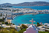 Erhöhten Blick auf die Kapelle auf dem Hügel, Getreidemühlen und Stadt, Mykonos-Stadt, Mykonos, Kykladen, griechische Inseln, Ägäis, Griechenland, Europa