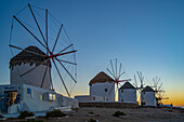 Blick auf Windmühlen bei Sonnenuntergang, Mykonos-Stadt, Mykonos, Kykladen, griechische Inseln, Ägäis, Griechenland, Europa