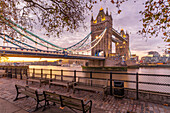 Blick auf die Tower Bridge und die Themse mit dramatischem Himmel bei Sonnenaufgang, London, England, Vereinigtes Königreich, Europa