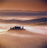 Toskanisches Bauernhaus mit Zypressen in nebliger Landschaft bei Sonnenaufgang, San Quirico d'Orcia, Provinz Siena, Toskana, Italien, Europa