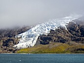 Eis- und schneebedeckte Berge mit Gletschern in der King Haakon Bay, Südgeorgien, Südatlantik, Polarregionen