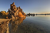Kalktuff-Formationen am Mono Lake, South Tufa State Reserve, Sierra Nevada, Kalifornien, Vereinigte Staaten von Amerika, Nordamerika