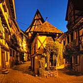 Fachwerkhäuser in der Altstadt von Eguisheim, Elsass, Elsässische Weinstraße, Haut-Rhin, Frankreich, Europa