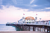 Brighton Palace Pier vom Strand entfernt, Brighton, Sussex, England, Vereinigtes Königreich, Europa
