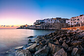 Sonnenaufgang über der Altstadt von Vieste auf der Landzunge am Meer, Provinz Foggia, Nationalpark Gargano, Apulien, Italien, Europa