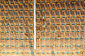 Luftaufnahme von Reihen von Liegestühlen und Sonnenliegen am leeren Sandstrand, Vieste, Provinz Foggia, Gargano, Apulien, Italien, Europa