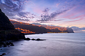 Abenddämmerung über dem beleuchteten Küstendorf Ponta do Sol, Insel Madeira, Portugal, Atlantik, Europa