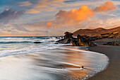 Wellen am Sandstrand Playa de la Solapa bei Sonnenuntergang, Fuerteventura, Kanarische Inseln, Spanien, Atlantik, Europa