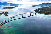Luftaufnahme der Sommaroy-Brücke, die die Insel mit dem Festland verbindet, Sommaroy, Troms County, Nordnorwegen, Skandinavien, Europa
