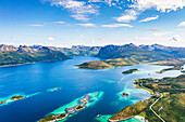 Luftaufnahme der Bergsoyan-Inseln und der malerischen Route Bergsbotn entlang des Fjords, Skaland, Senja, Troms County, Norwegen, Skandinavien, Europa