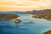 Insel Spinalonga im blauen Meer des Golfs von Mirabello bei Sonnenaufgang, Plaka, Präfektur Lassithi, Kreta, griechische Inseln, Griechenland, Europa