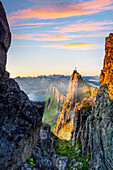 Wanderer bewundern den Sonnenaufgang auf dem Husfjellet-Berg, Senja, Troms County, Norwegen, Skandinavien, Europa