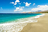 Wellen des türkisfarbenen klaren Meeres, die auf den weißen Sand des Triopetra-Strandes, Plakias, Insel Kreta, griechische Inseln, Griechenland, Europa stürzen
