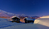 Berghütten bedeckt mit Schnee während einer sternenklaren Winternacht, Andossi, Madesimo, Valchiavenna, Veltlin, Lombardei, Italien, Europa
