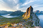 Sonnenaufgang über dem klaren Wasser des Fjords und des Berges Segla, Insel Senja, Troms County, Norwegen, Skandinavien, Europa