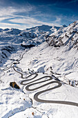 Luftaufnahme der kurvenreichen Bergstraße im Schnee, Julierpass, Bezirk Albula, Engadin, Kanton Graubünden, Schweiz, Europa