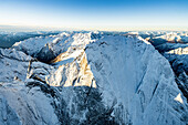 Luftaufnahme der majestätischen Felsen des schneebedeckten Pizzo Badile im Winter, Bergell, Kanton Graubünden, Schweiz, Europa