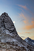 Vollmond über dem Felsengipfel des Berges Navaron, Reine, Nordland County, Lofoten-Inseln, Norwegen, Skandinavien, Europa