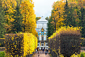 Eremitage-Pavillon, gesehen durch die Eremitage-Gasse, Katharinenpark, Puschkin (Zarskoje Selo), in der Nähe von St. Petersburg, Russland, Europa
