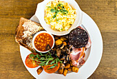 The full English breakfast, Castleton, Peak District National Park, Derbyshire, England, United Kingdom, Europe