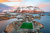 Luftaufnahme des Fußballstadions und des Dorfes Henningsvaer während der Winterdämmerung, Nordland County, Lofoten-Inseln, Norwegen, Skandinavien, Europa