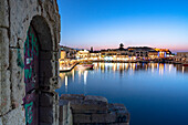 Lichter des alten venezianischen Hafens spiegeln sich in der Abenddämmerung im Meer wider, Rethymno, Insel Kreta, griechische Inseln, Griechenland, Europa